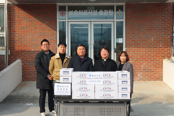 ※ 사진설명 : 계룡건설 진중길 상무(좌측에서 세번째)가 효광원 김현 원장(좌측에서 네번째)에 위문품을 전달하고 기념 촬영을 진행했다.